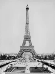 La tour Eiffel (1887-89), photographiée durant l